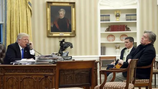 Donald Trump en una fotografía durante una conversación telefónica Donald Trump en una fotografía durante una conversación telefónica