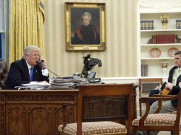Donald Trump en una fotografía durante una conversación telefónica Donald Trump en una fotografía durante una conversación telefónica