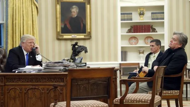 Donald Trump en una fotografía durante una conversación telefónica