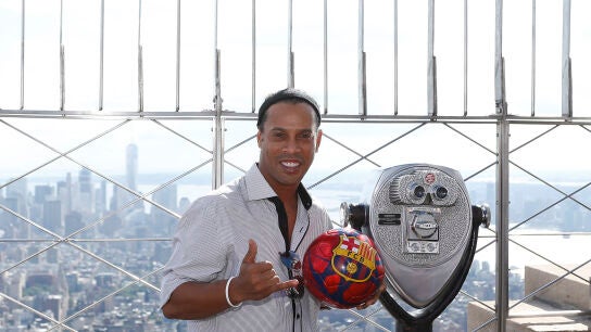 Ronaldinho posa con un bal&oacute;n del Barcelona en el Empire State