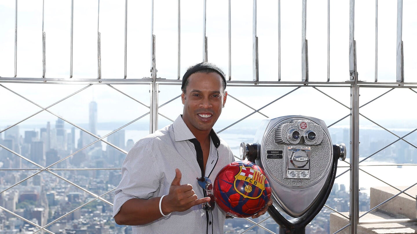 Ronaldinho posa con un bal&oacute;n del Barcelona en el Empire State