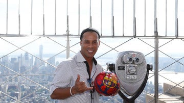 Ronaldinho posa con un balón del Barcelona en el Empire State
