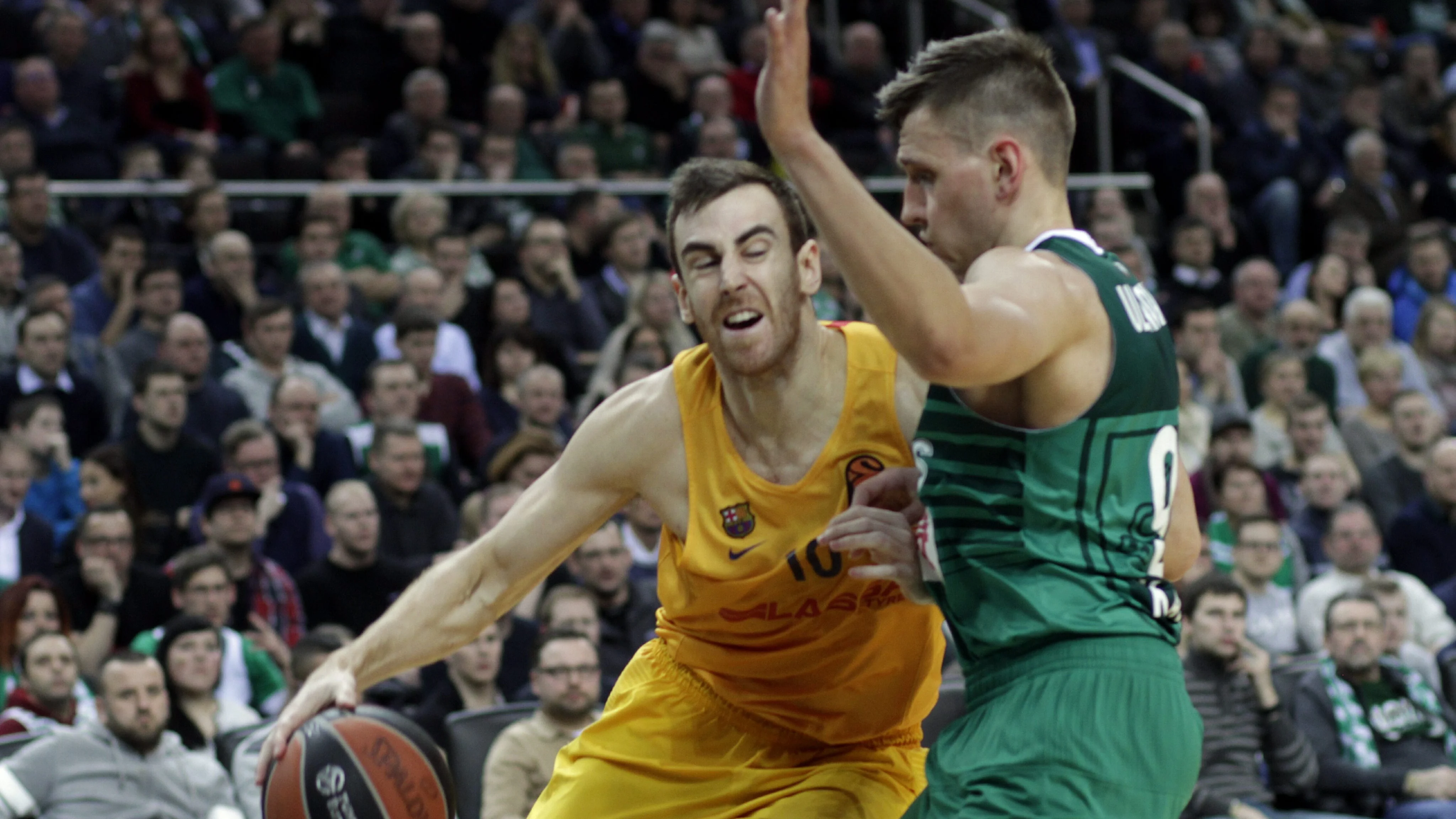 Víctor Claver, en acción ante el Zalgiris Kaunas