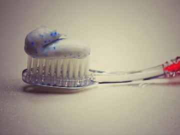 Un cepillo con pasta de dientes