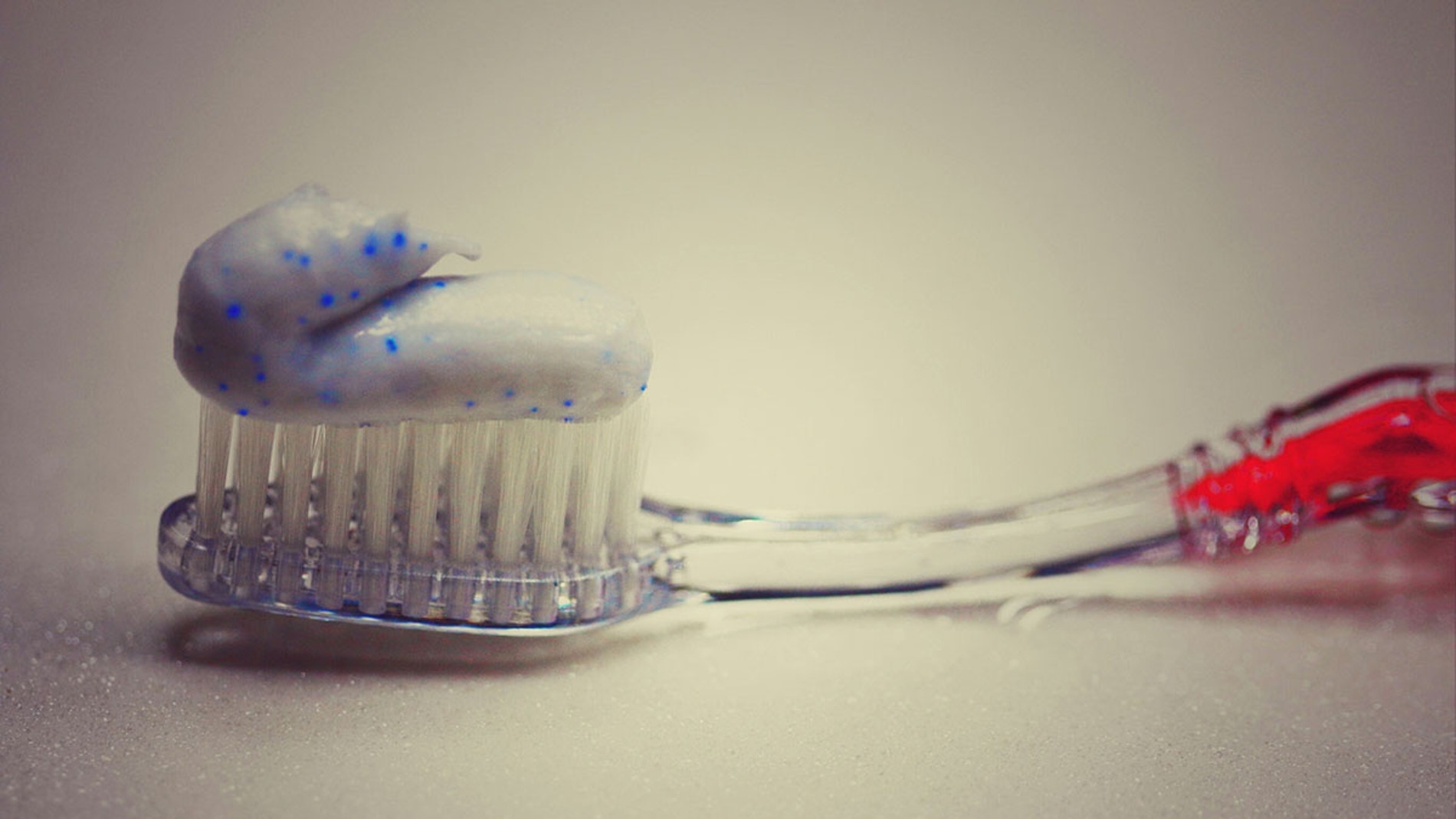 Un cepillo con pasta de dientes