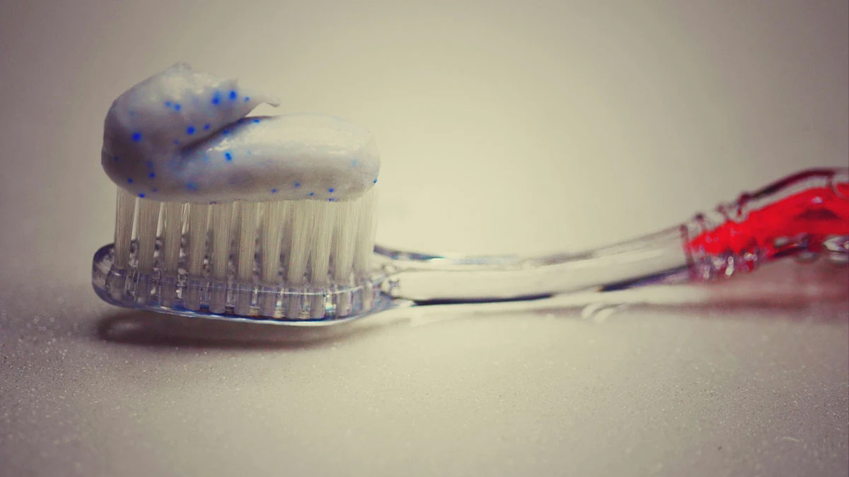 Un cepillo con pasta de dientes