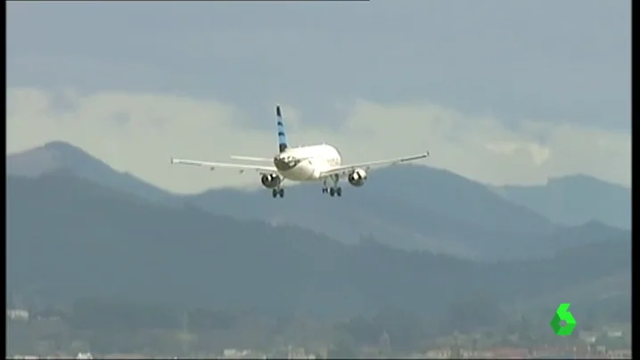 Frame 15.319916 de: aviones viento