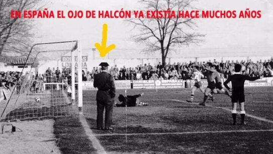 Guardia Civil en medio del campo durante un partido del Arenas
