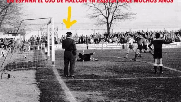 Guardia Civil en medio del campo durante un partido del Arenas Guardia Civil en medio del campo durante un partido del Arenas