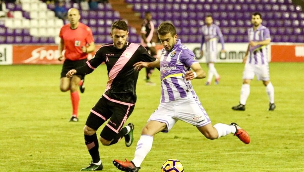 Jugador del Valladolid y Rayo Vallecano disputando un balón