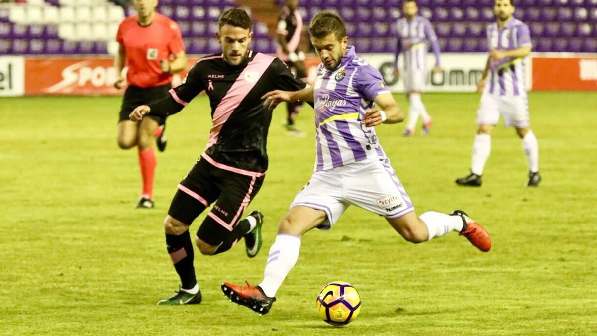 Jugador del Valladolid y Rayo Vallecano disputando un balón