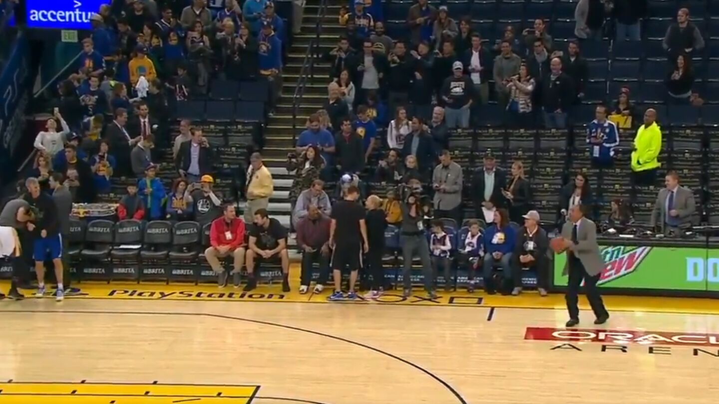 Dell Curry se dispone a lanzar un triple
