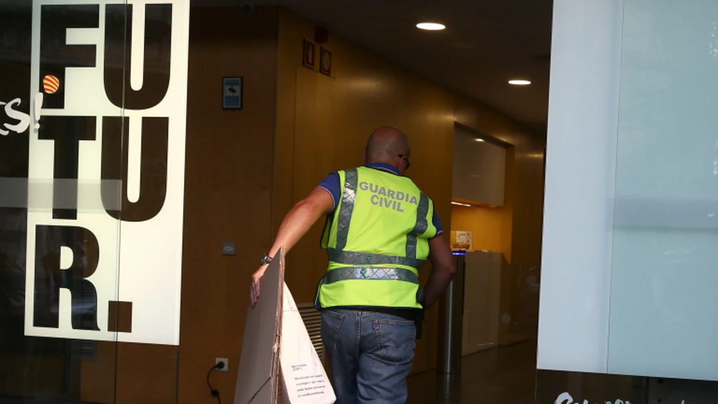 Un guardia civil entra en la sede de Convergència Un guardia civil entra en la sede de Convergència
