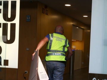 Un guardia civil entra en la sede de Convergència Un guardia civil entra en la sede de Convergència