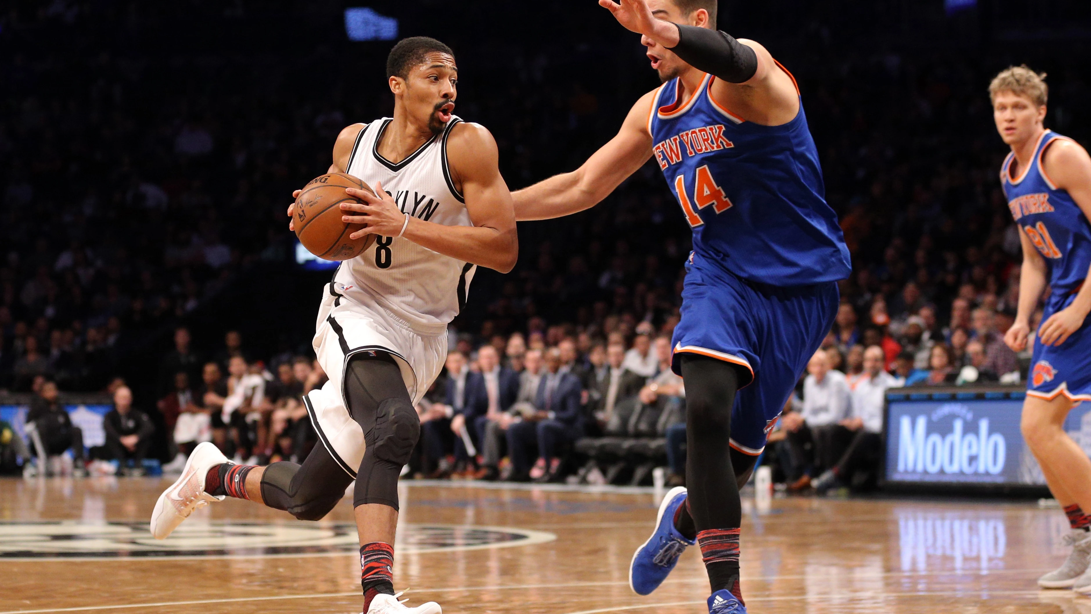 Willy Hernangómez intenta frenar a Dinwiddie Willy Hernangómez intenta frenar a Dinwiddie