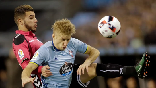 Theo Hernandez y Daniel Wass luchan por un balón Theo Hernandez y Daniel Wass luchan por un balón