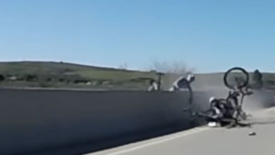Momento en el que el ciclista casi cae por el precipicio