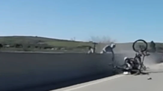 Momento en el que el ciclista casi cae por el precipicio Momento en el que el ciclista casi cae por el precipicio