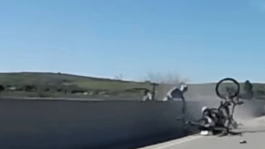 Momento en el que el ciclista casi cae por el precipicio Momento en el que el ciclista casi cae por el precipicio