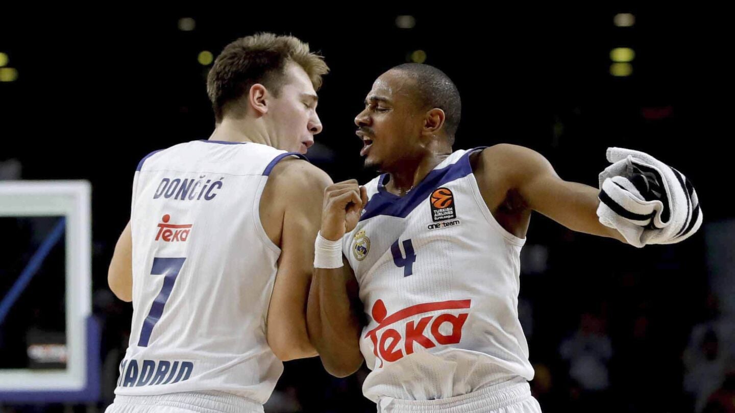 Luka Doncic celebrando con Dontaye Draper