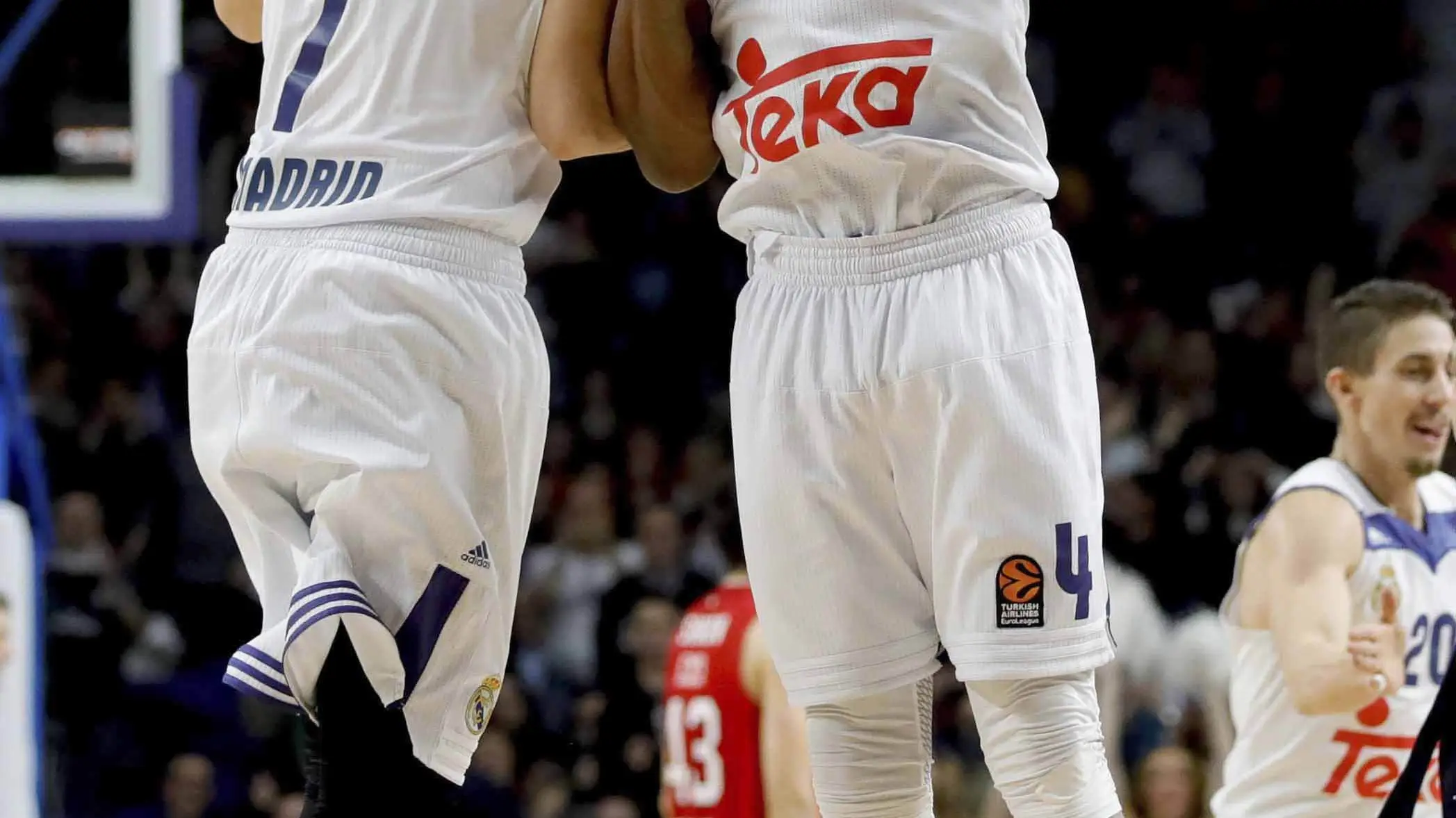 Luka Doncic celebrando con Dontaye Draper