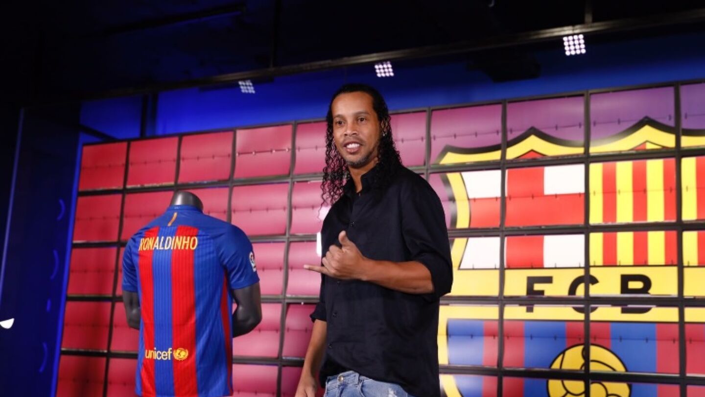 Ronaldinho, en su presentaci&oacute;n como embajador del Barcelona