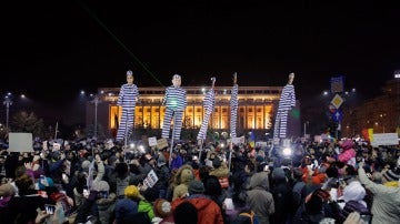 Manifestaciones frente a la sede del Partido Demócrata de Rumanía