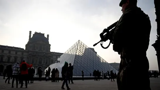Un soldado galo permanece en guardia ante el museo del Louvre en París, Francia Un soldado galo permanece en guardia ante el museo del Louvre en París, Francia