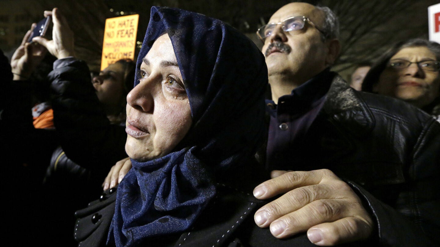 Emtisal Bazara se emociona junto a su marido Ahmad Bazara, ambos inmigrantes de Siria, durante la manifestaci&oacute;n contra Donald Trump en Seattle (EEUU)