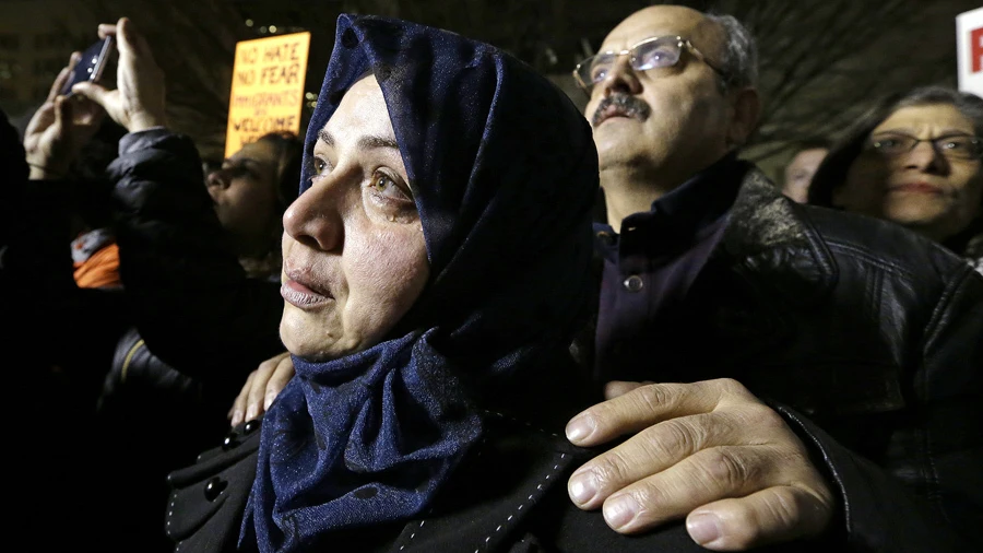 Emtisal Bazara se emociona junto a su marido Ahmad Bazara, ambos inmigrantes de Siria, durante la manifestación contra Donald Trump en Seattle (EEUU) Emtisal Bazara se emociona junto a su marido Ahmad Bazara, ambos inmigrantes de Siria, durante la manifestación contra Donald Trump en Seattle (EEUU)