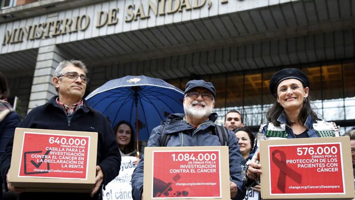 Miembros de asociaciones contra el c&aacute;ncer entregan dos millones de firmas en el Ministerio de Sanidad