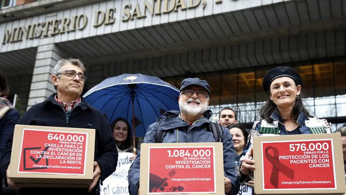 Miembros de asociaciones contra el cáncer entregan dos millones de firmas en el Ministerio de Sanidad Miembros de asociaciones contra el cáncer entregan dos millones de firmas en el Ministerio de Sanidad