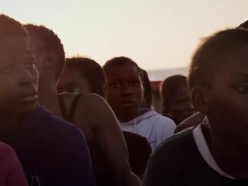 Frame 43.514059 de: Coldplay le pone música al drama de los refugiados en el Mediterráneo: "Nadie merece morir en el mar" Frame 43.514059 de: Coldplay le pone música al drama de los refugiados en el Mediterráneo: "Nadie merece morir en el mar"