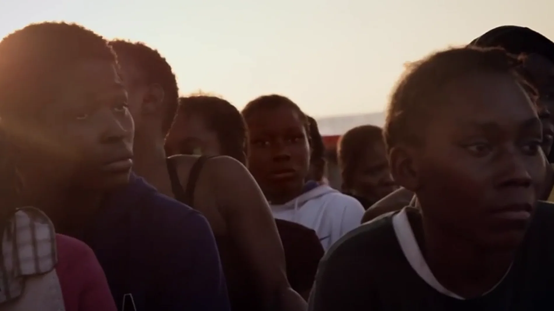 Frame 43.514059 de: Coldplay le pone música al drama de los refugiados en el Mediterráneo: "Nadie merece morir en el mar"