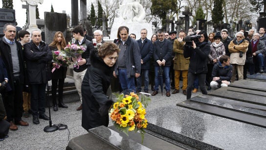 OFRENDA FLORAL EN EL CEMENTERIO