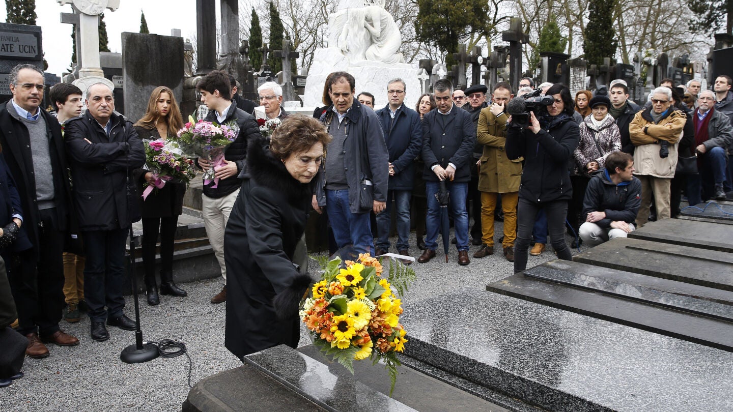 OFRENDA FLORAL EN EL CEMENTERIO