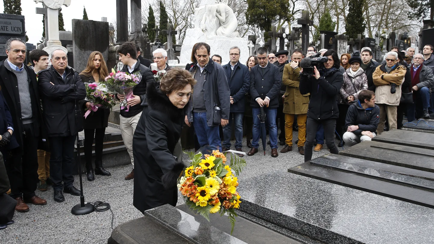 Homenaje del Partido Socialista de Euskadi a su compañero Fernando Múgica asesinado por ETA hace 21 años OFRENDA FLORAL EN EL CEMENTERIO