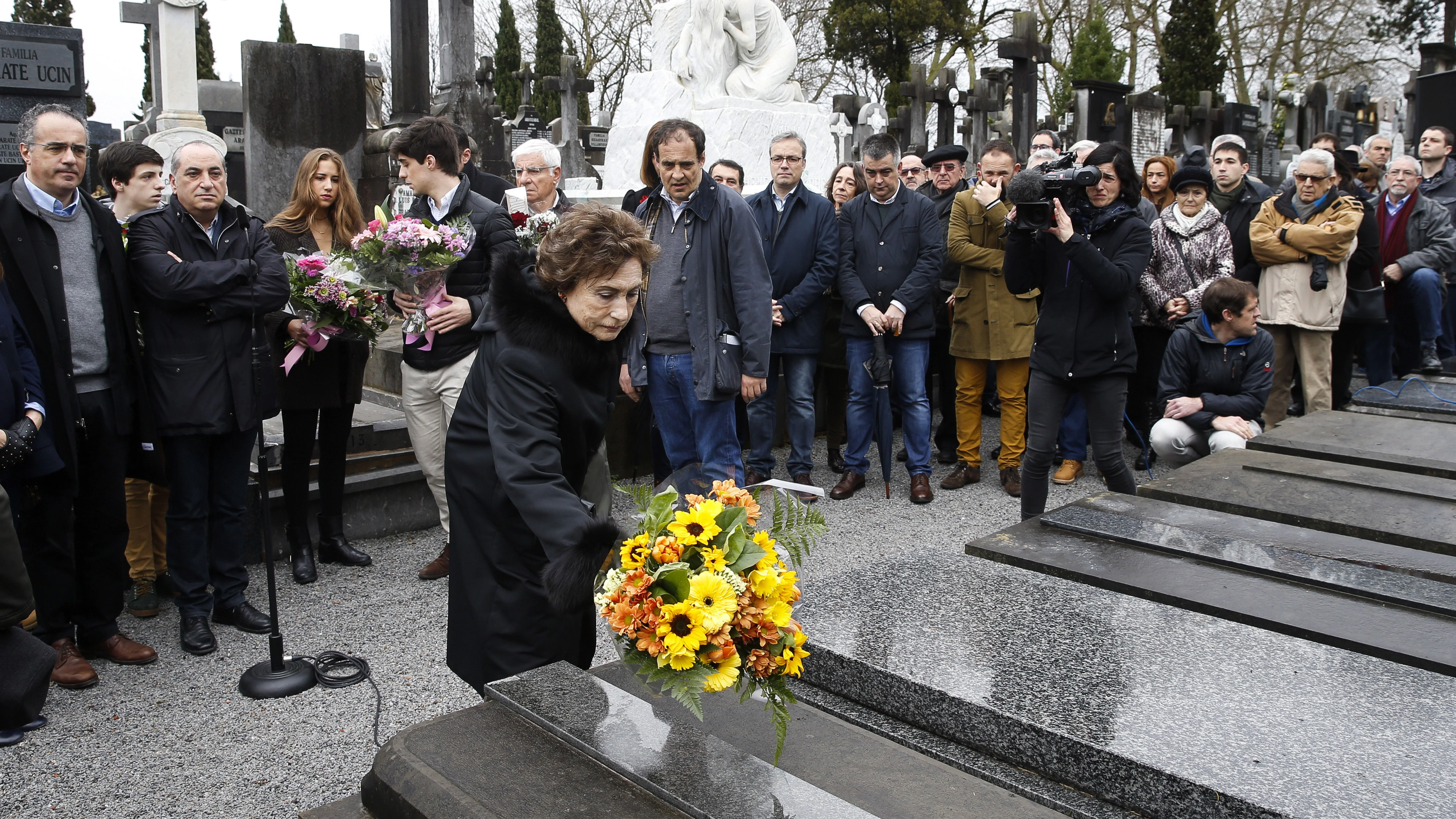 OFRENDA FLORAL EN EL CEMENTERIO