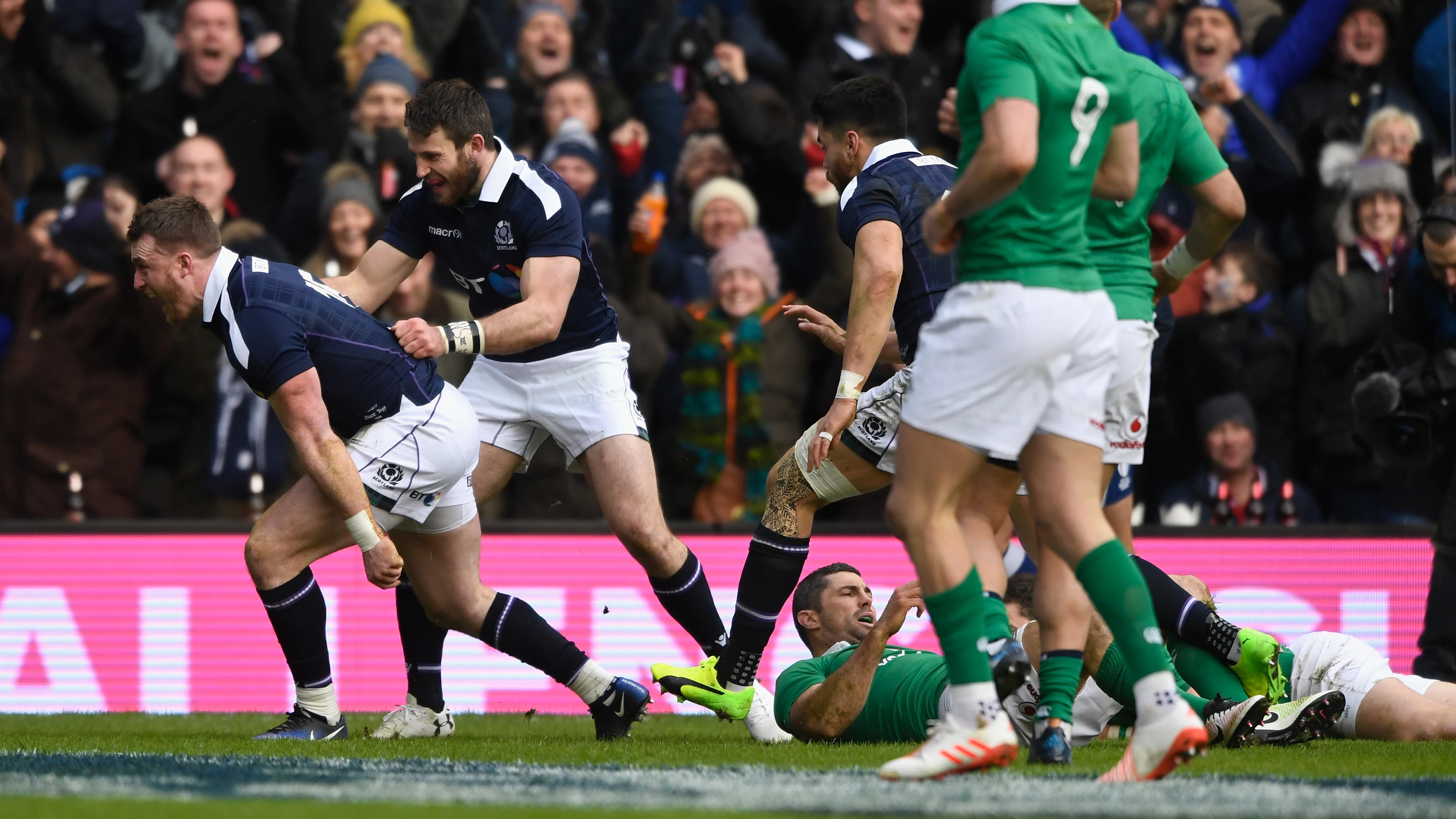 Stuart Hogg celebra su ensayo ante Irlanda