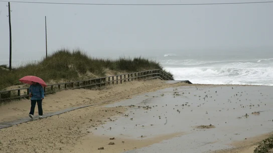 Una señora pasea en las inmediaciones de la playa de Doniños en Ferrol Una señora pasea en las inmediaciones de la playa de Doniños en Ferrol