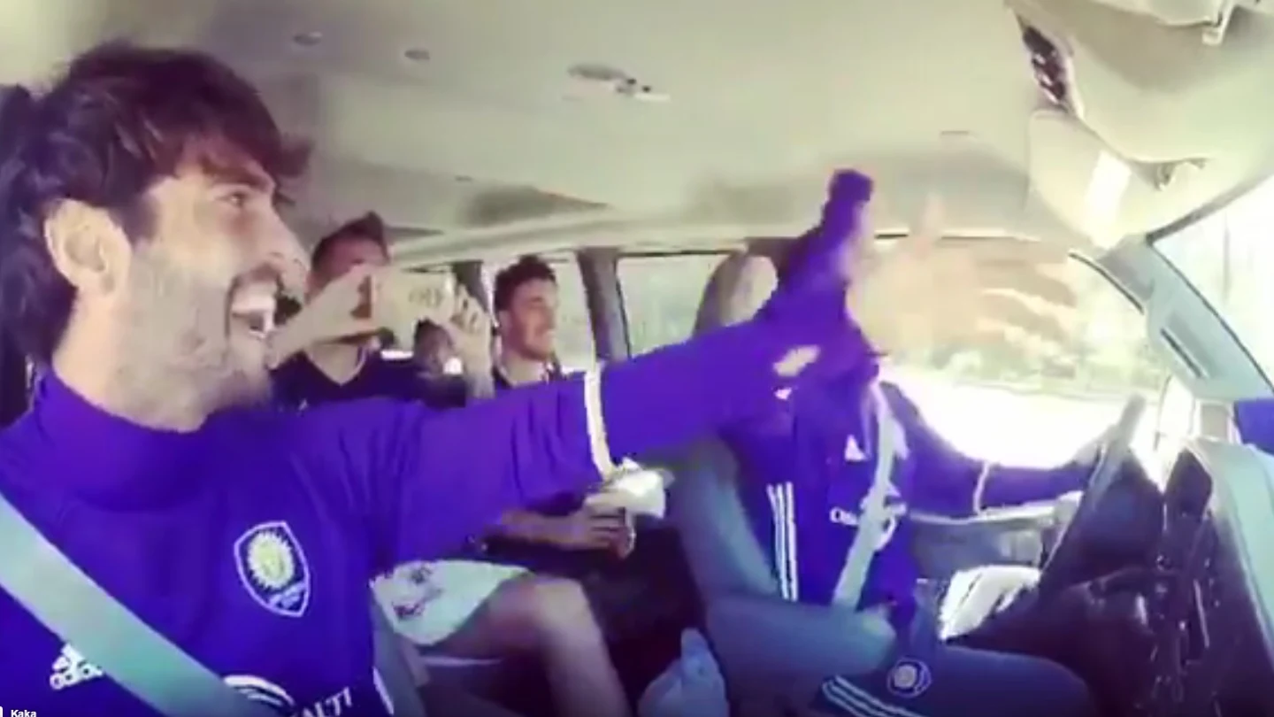 Kaká lo da todo camino del entrenamiento Kaká lo da todo camino del entrenamiento