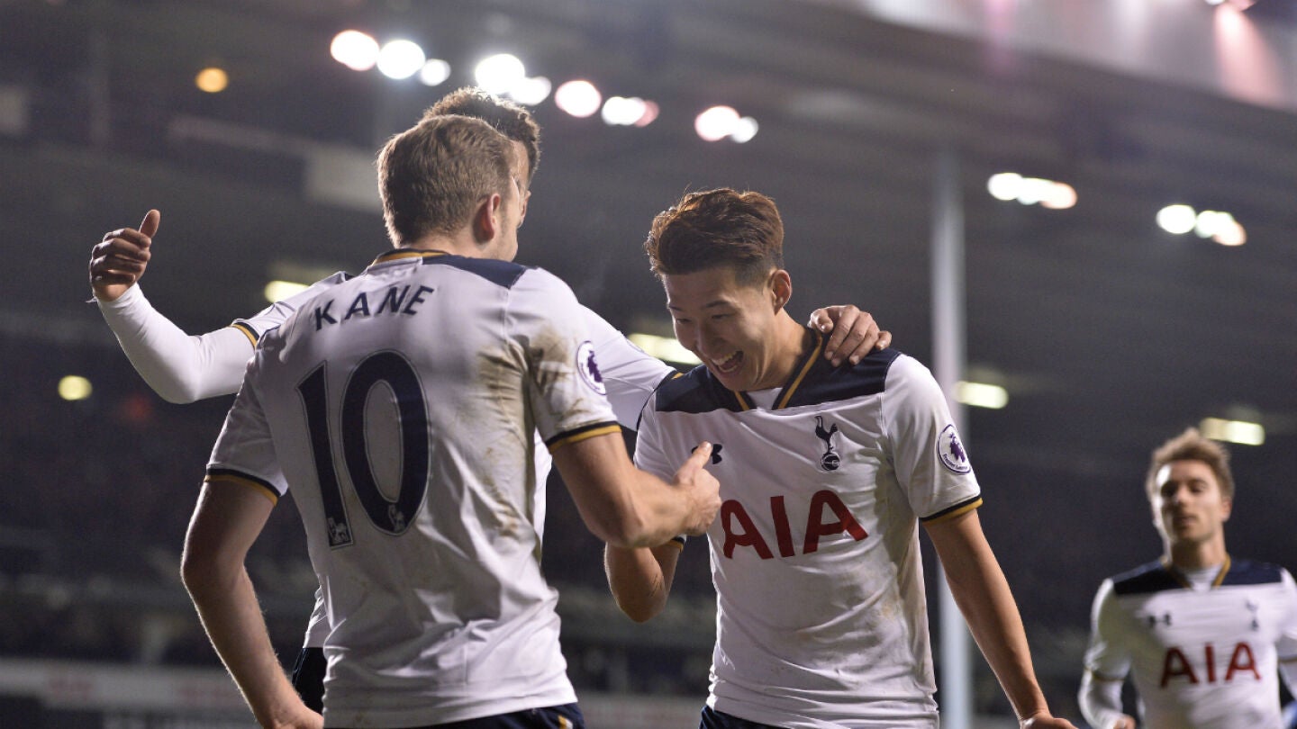 Kane celebra un gol con Son