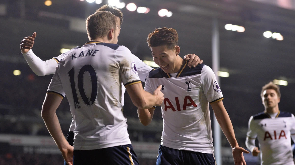 Kane celebra un gol con Son