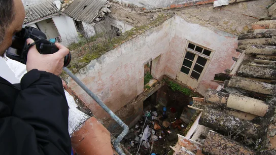 Patio interior de la vivienda situada en el número 3 de la Plaza de la Fuenseca, en Córdoba, donde la Policía Nacional ha detenido a una mujer de mediana edad Patio interior de la vivienda situada en el número 3 de la Plaza de la Fuenseca, en Córdoba, donde la Policía Nacional ha detenido a una mujer de mediana edad