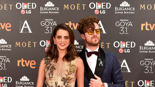 Macarena Gómez con vestido joya de Alberta Ferretti Limited Edition, y su marido, Aldo Comas, que lleva esmoquin Avellaneda Alfombra roja Premios Goya 2017
