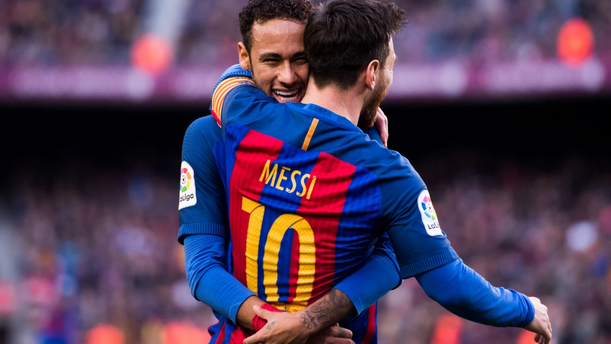 Messi se abraza a Neymar