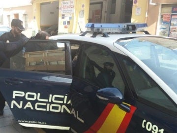 El detenido es introducido en el coche policial. El detenido es introducido en el coche policial.