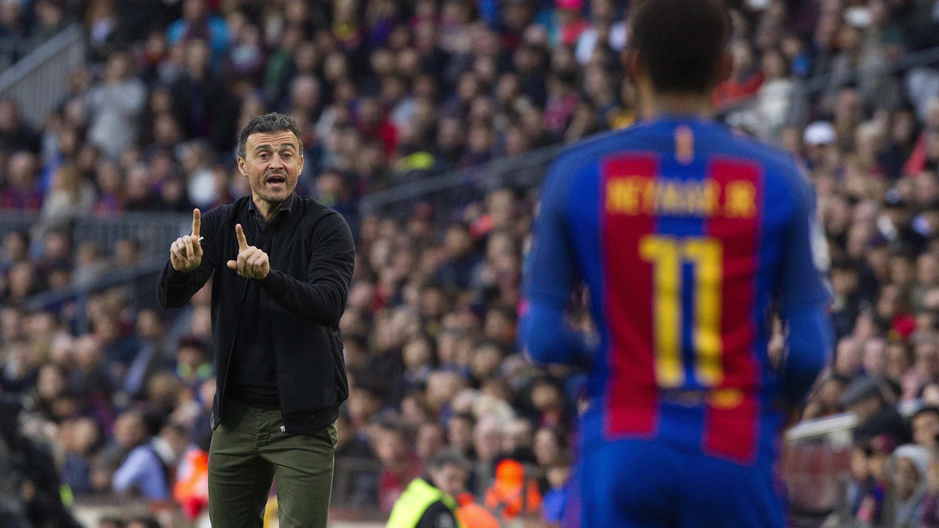 Luis Enrique da instrucciones a Neymar Luis Enrique da instrucciones a Neymar