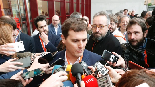El presidente de Ciudadanos, Albert Rivera, atiende a los medios a su llegada a la IV Asamblea General del partido, en el Teatro Nuevo Coslada El presidente de Ciudadanos, Albert Rivera, atiende a los medios a su llegada a la IV Asamblea General del partido, en el Teatro Nuevo Coslada