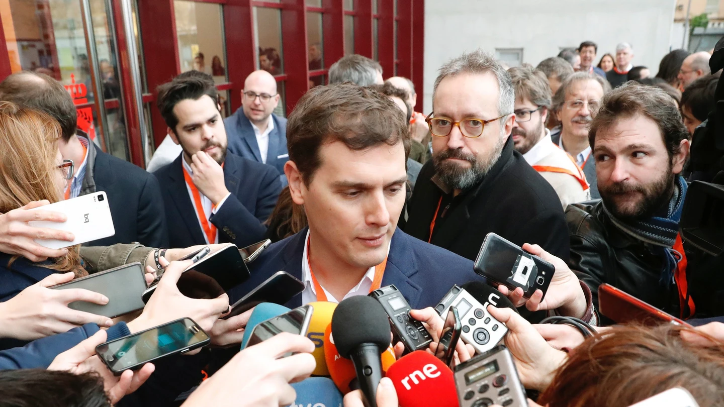 El presidente de Ciudadanos, Albert Rivera, atiende a los medios a su llegada a la IV Asamblea General del partido, en el Teatro Nuevo Coslada El presidente de Ciudadanos, Albert Rivera, atiende a los medios a su llegada a la IV Asamblea General del partido, en el Teatro Nuevo Coslada
